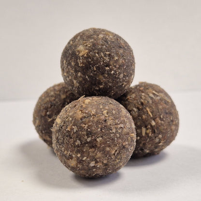 Medicated Boilies stacked for carp fishing, highlighting the natural garlic extracts and balanced formula.